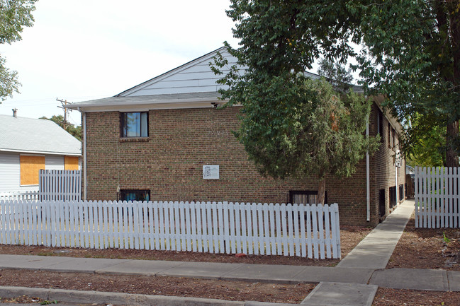 1610 Boston St in Aurora, CO - Foto de edificio - Building Photo