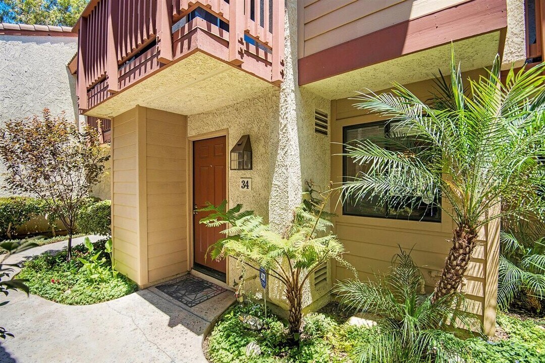 5760 Owensmouth Ave in Los Angeles, CA - Building Photo