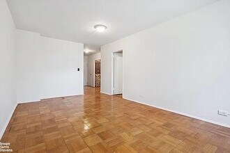 570 Grand St in New York, NY - Foto de edificio - Building Photo