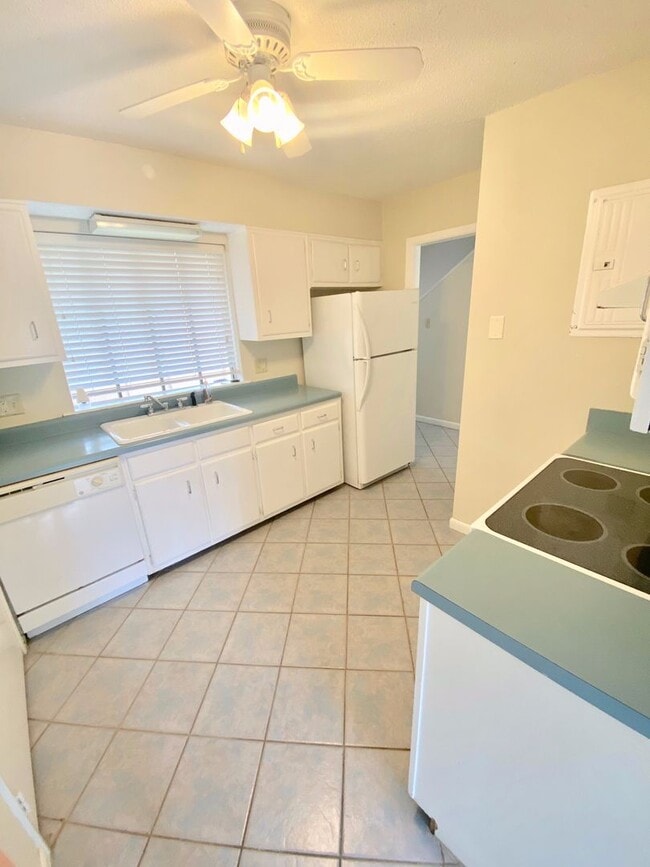 1255 E County Line Rd in Jackson, MS - Foto de edificio - Building Photo