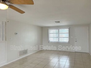 1050 Solar Dr in Holiday, FL - Building Photo - Building Photo