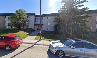 432 Huntsville Crescent NW in Calgary, AB - Building Photo
