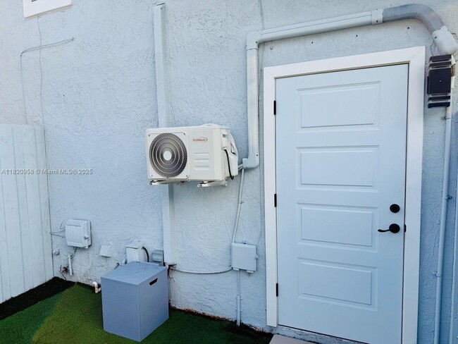 8350 NW 7th St in Pembroke Pines, FL - Building Photo - Building Photo