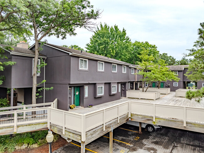 Treetops in Mississauga, ON - Building Photo - Building Photo