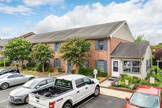 Colonial Point Apartments in Gloucester Point, VA - Foto de edificio - Building Photo