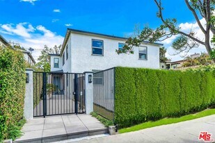 11575 Riverside Dr in Los Angeles, CA - Building Photo