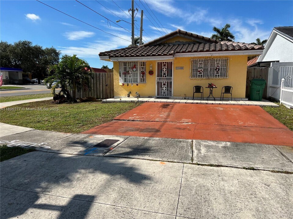 11400 NW 87th Ct in Hialeah, FL - Building Photo