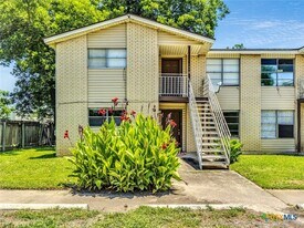 744 Old Martindale Rd in San Marcos, TX - Building Photo