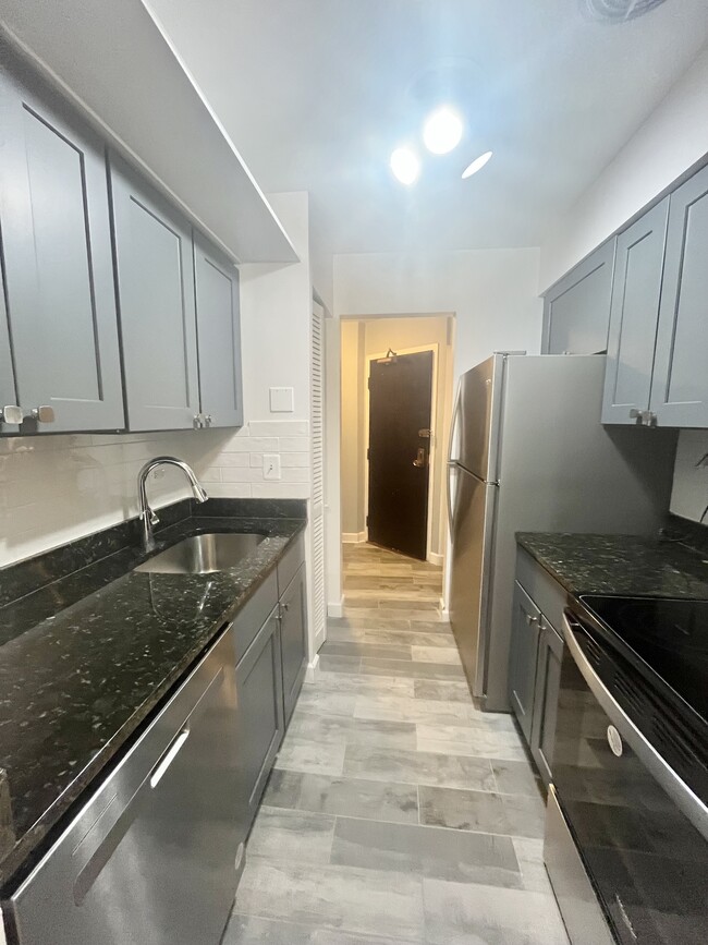 3815 N Pine Grove Ave, Unit 411