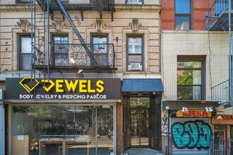 24 Saint Marks Pl in New York, NY - Building Photo - Building Photo