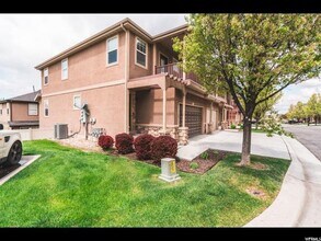 11006 Maple Forest Way in South Jordan, UT - Building Photo - Building Photo
