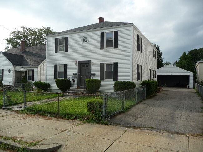 213 Suffolk Ave, Unit 213 Suffolk Ave. Pawt in Pawtucket, RI - Foto de edificio - Building Photo