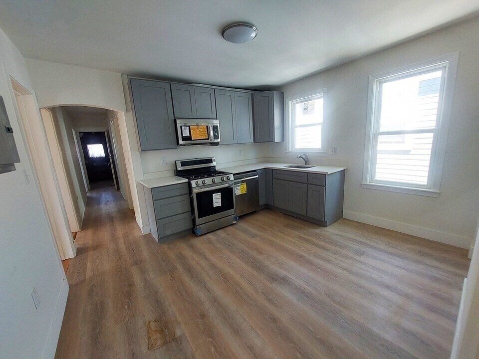 11 Groveland St in Boston, MA - Building Photo