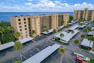 2617 Cove Cay Dr in Clearwater, FL - Building Photo