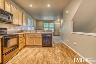 1487 NE Lockheart Ln in Hillsboro, OR - Building Photo