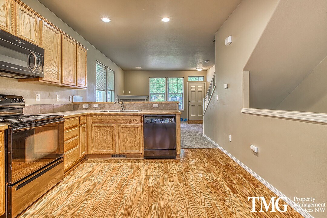 1481 NE Lockheart Ln in Hillsboro, OR - Building Photo