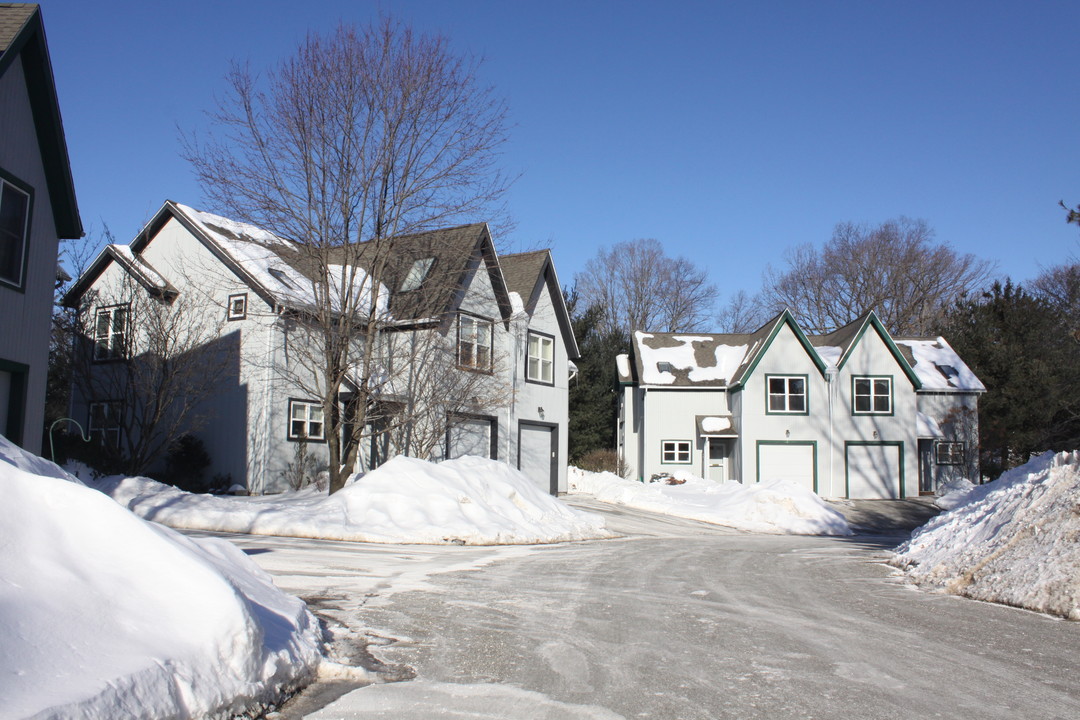 58 Maple Ave in Farmington, CT - Building Photo