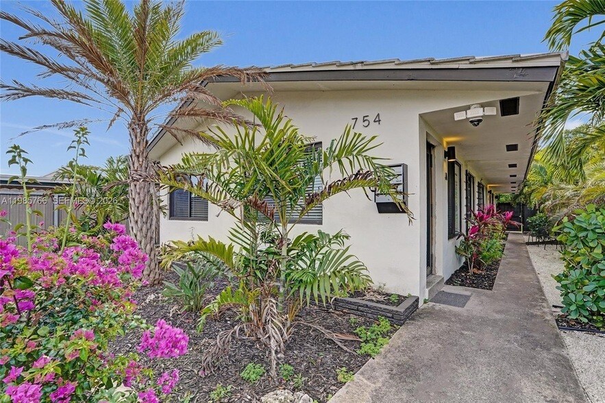 754 NE 40th St in Oakland Park, FL - Building Photo