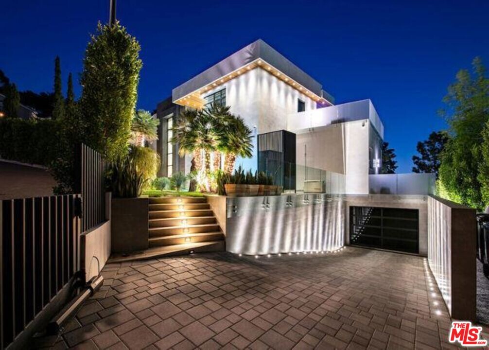 1672 Clear View Dr in Beverly Hills, CA - Building Photo