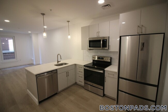 1 Newcomb St in Boston, MA - Foto de edificio - Building Photo