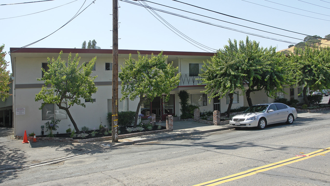 Alhambra Manor Apartments in Martinez, CA - Building Photo