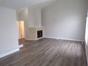 13 Redbud Ct in Lake In The Hills, IL - Building Photo - Building Photo