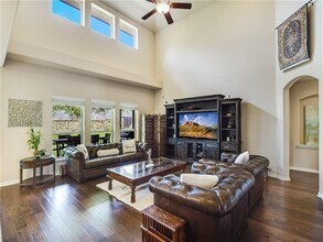 137 Nantucket Cir in Austin, TX - Foto de edificio - Building Photo