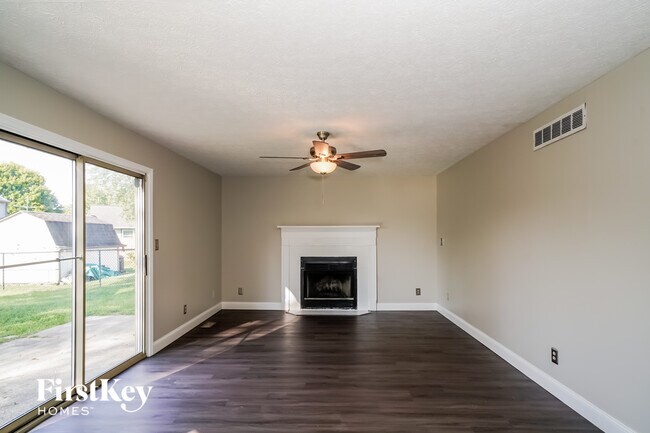 10145 Park Valley Dr in Indianapolis, IN - Foto de edificio - Building Photo