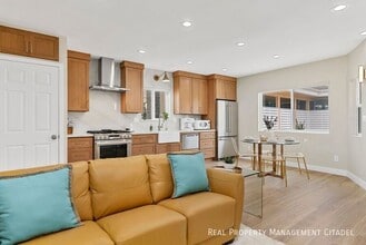1018 W Maple Ave in Orange, CA - Building Photo - Building Photo