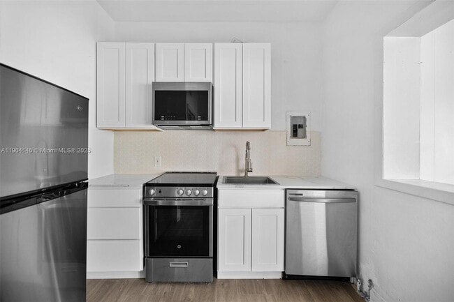 2822 Pine Tree Dr in Miami Beach, FL - Building Photo - Building Photo