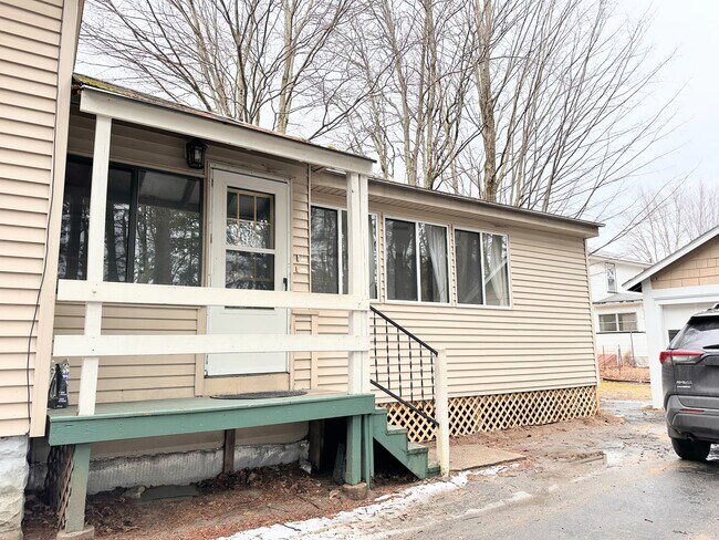 251 Park Ave, Unit B in Keene, NH - Foto de edificio - Building Photo