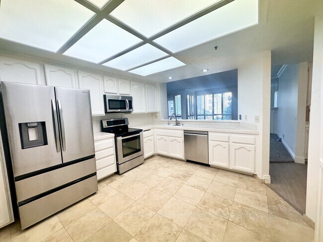 5865 Friars Rd in San Diego, CA - Building Photo - Building Photo