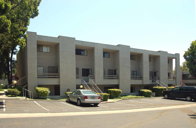 Stoneridge by the Lake in La Mesa, CA - Foto de edificio - Building Photo