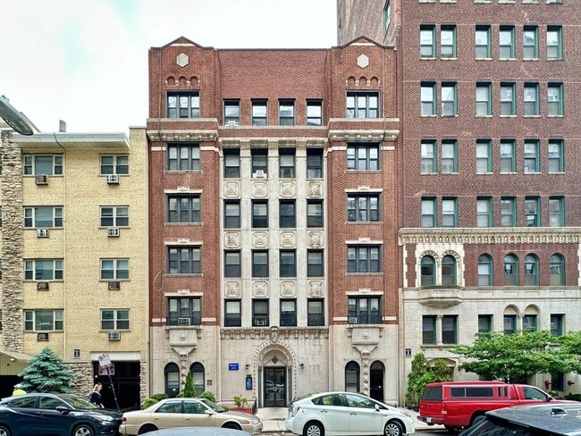 411 W Roscoe St, Unit J09W