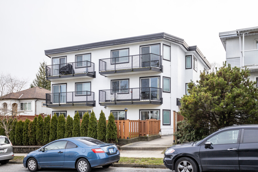 868 6th Av E in Vancouver, BC - Building Photo