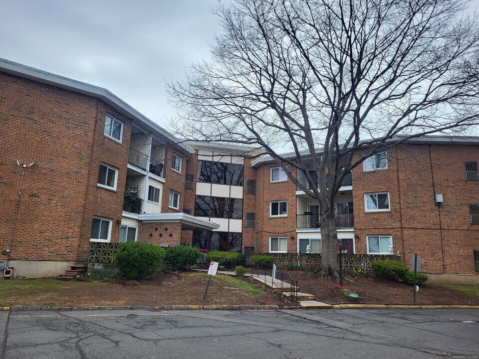 124 Biruta St in New Britain, CT - Building Photo