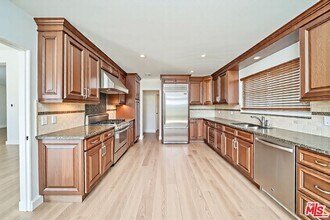 1641 Tower Grove Dr in Beverly Hills, CA - Building Photo - Building Photo