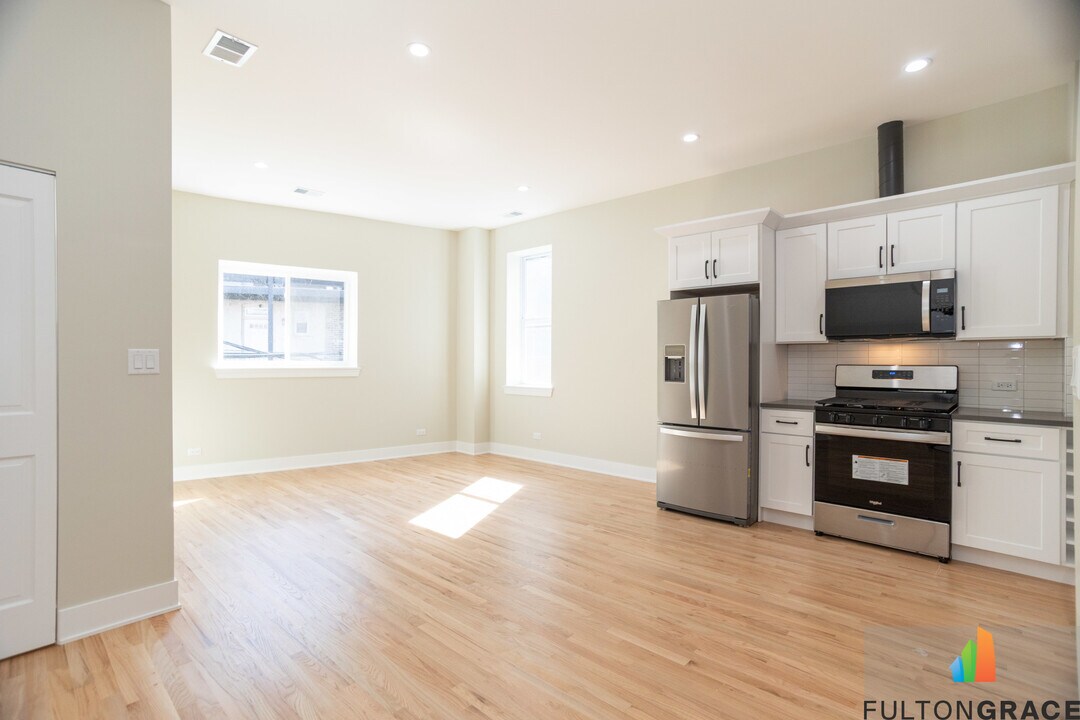 4437 N Broadway St, Unit 2R in Chicago, IL - Building Photo