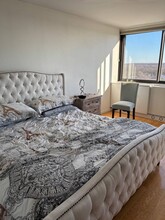 1 Bay Club Dr in Queens, NY - Building Photo - Building Photo