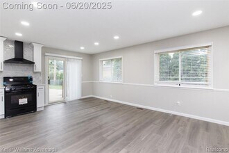 39022 Dover St in Livonia, MI - Building Photo - Building Photo