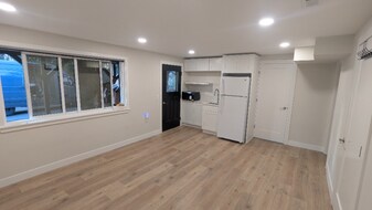 22039 16th Ave S, Unit B in Des Moines, WA - Building Photo