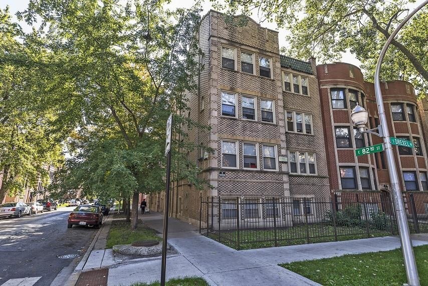 8201 S Drexel Ave in Chicago, IL - Building Photo