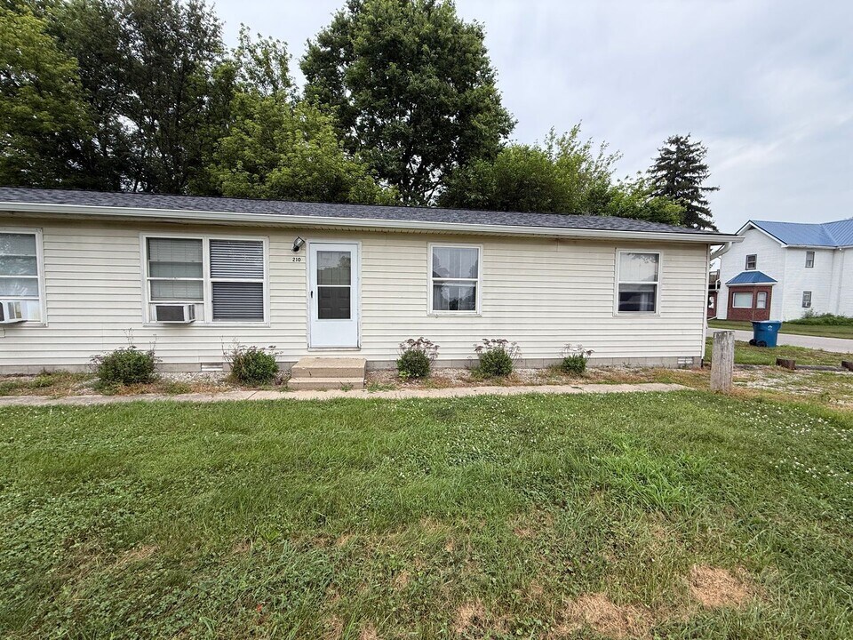 210 S Walnut St in Atlanta, IN - Building Photo