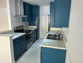 5328 Newcastle Ave, Unit #4 in Encino, CA - Building Photo - Building Photo