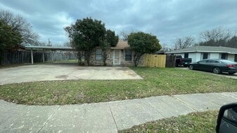 121 San Saba Ave, Unit A in Benbrook, TX - Building Photo