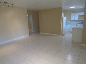 2113 Miami Rd, Unit 4 in Fort Lauderdale, FL - Building Photo - Building Photo