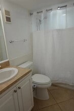 5321 NE 24th Ter, Unit 112a in Fort Lauderdale, FL - Foto de edificio - Building Photo