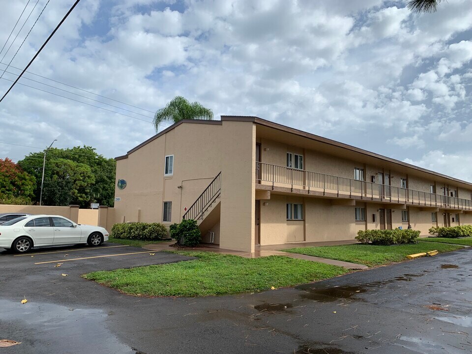 2908 Clark Rd, Unit 2 in Sarasota, FL - Building Photo