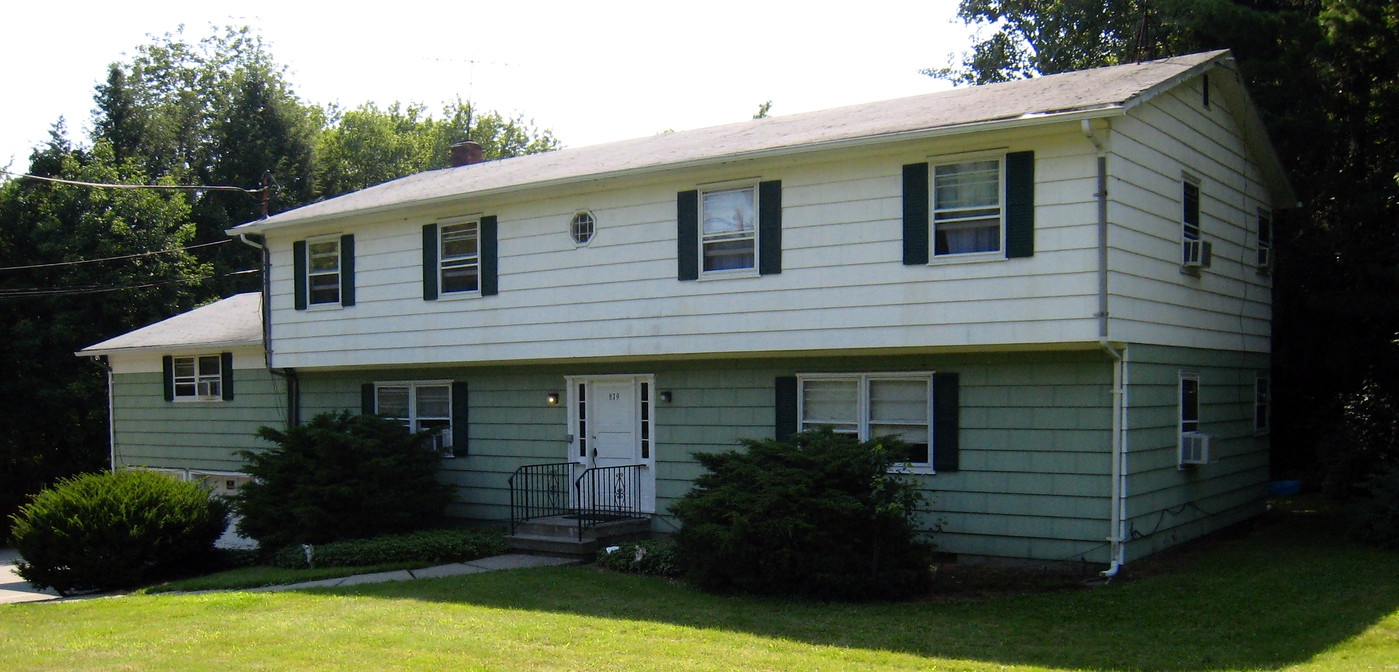 879 Farmers Mills Rd in Carmel, NY - Building Photo