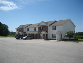 Meredith Square Townhomes in Lillington, NC - Foto de edificio - Building Photo